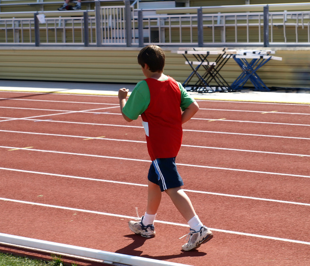 Garçon en compétition d'athlétisme
 - Photo, image