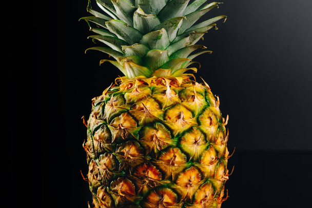 ananász gyümölcs fekete alapon - Fotó, kép