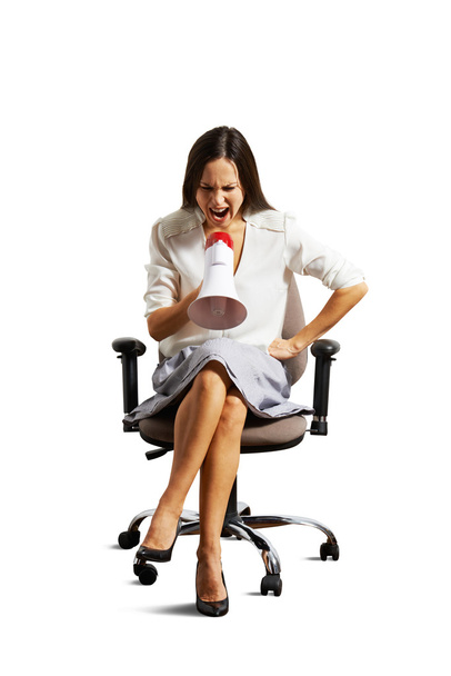 Frau sitzt auf dem Stuhl und schreit - Foto, Bild