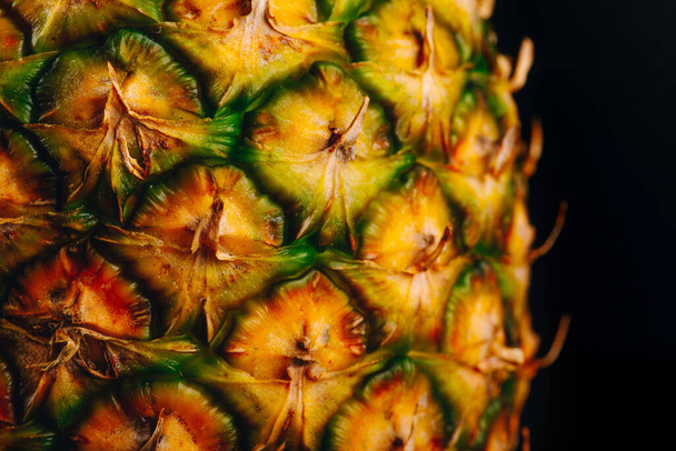Siyah arka planda ananas meyvesi - Fotoğraf, Görsel