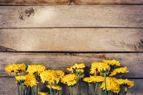 Fiori gialli di bouquet, vista dall'alto su texture di sfondo in legno con spazio copia - Foto, immagini