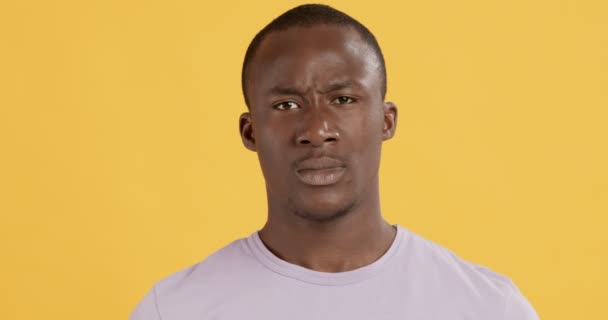 Portret van boze zwarte man schreeuwend naar camera - Video