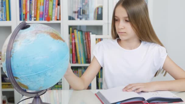 Kid Studying Earth Globe, Child in School Class, Girl Learning at Office, Student in Library - Filmati, video