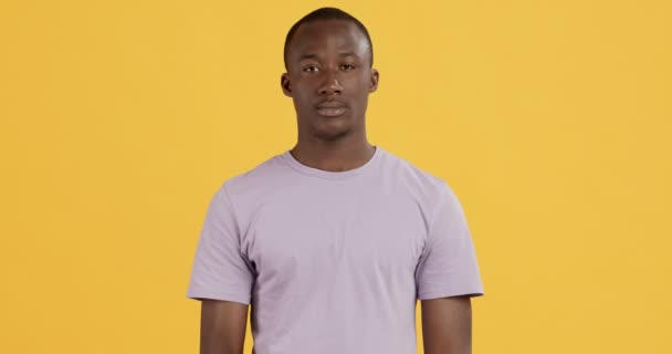 Junger Schwarzer bittet um Geheimhaltung und legt Finger auf Lippen - Filmmaterial, Video