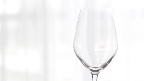 Leeg wijnglas binnen, wijnglas voor vakantiedrankje en aperitief, achtergrond voor alcohol- en gedistilleerde dranken merk - Video