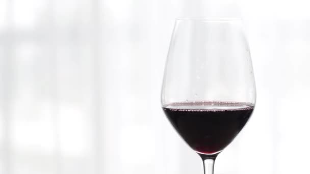Стакан красного вина в помещении на дегустации вин, праздничный напиток и аперитив в качестве фона для алкоголя и алкоголя марки - Кадры, видео