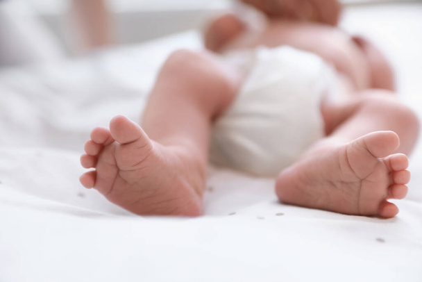 Newborn baby lying on bed, closeup of legs - Foto, Bild