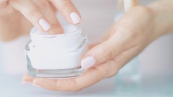 Female hand applying moisturizing cream or body lotion for healthy skin, woman and her skincare routine, organic cosmetic product and luxury beauty brand - Filmmaterial, Video