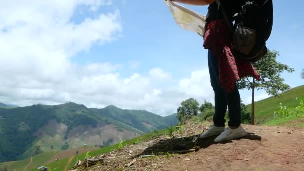 Podróże kobieta plecak z mapą relaksujący odkryty podczas letnich wakacji podróż w niesamowitym krajobrazie przyrody w Tajlandii. Pojęcia podróżowania i autostopowania. - Materiał filmowy, wideo