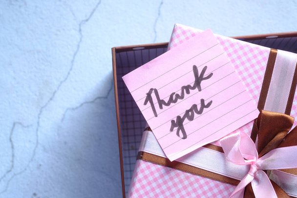 messaggio di ringraziamento sulla confezione regalo sul tavolo  - Foto, immagini