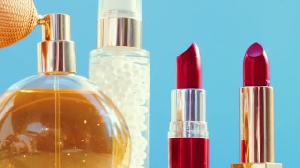 Make-up-Produkte auf blauem Hintergrund, Pflegeset, Parfüm und Lippenstifte, Urlaubskosmetik und Luxus-Beauty-Marke - Filmmaterial, Video