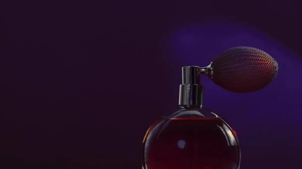 Винтажные духи бутылки и яркие светлые вспышки на темном фоне, гламурный аромат как роскошный парфюмерный продукт для косметической и косметической марки - Кадры, видео