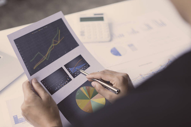 Finanzunternehmer analysieren die Graphik der Unternehmensleistung, um Gewinne und Wachstum zu generieren, Marktforschungsberichte und Einkommensstatistiken, Finanz- und Buchhaltungskonzept. - Foto, Bild