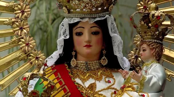 Quillacollo, Cochabamba / Bolivia - 08 15 2019: De Maagd van Urkupia, vaak gespeld Urkupina, Een Madonna van een levendige Boliviaanse viering. Een close-up. Inzoomen Schot.   - Video