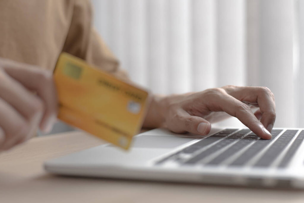 Online tuotteen osto, Liikemies käyttää kannettavan tietokoneen rekisterin kautta luottokortteja tehdä verkko-ostoksia, Verkkokaupoissa käsite. - Valokuva, kuva