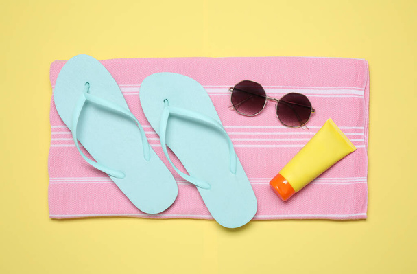 Flat lay composition with beach objects on background - Fotografie, Obrázek