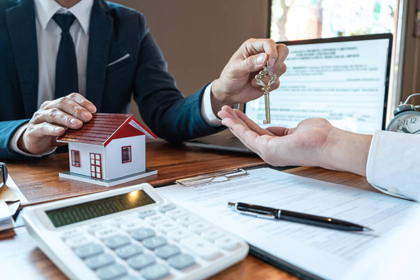 Sale purchase contract to buy a house, Customer sending money buying home loan and giving keys from Agent after signing contract to buy house with approved form, Insurance and Home concept. - 写真・画像
