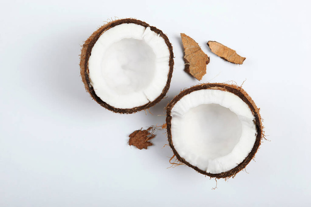gebroken kokosnoot op een witte achtergrond. - Foto, afbeelding