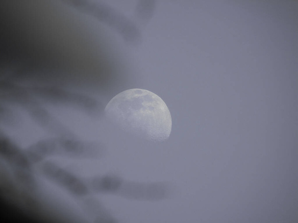 Liguria, Italia - 07 / 22 / 2020: Kaunis valokuvaus kuunvalosta eri vaiheissa eri väreillä. Musta taivas ja pienet tähdet taustalla. - Valokuva, kuva