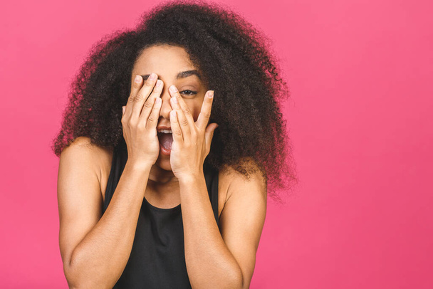 Surprised shocked amazed beautiful black african american woman isolated over pink background. - Foto, afbeelding