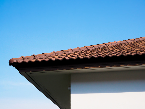 stavební střecha domu postavený s hliněnými dlaždicemi, domov s modrým nebem pozadí, budovy v Asii, Thajsko styl. - Fotografie, Obrázek