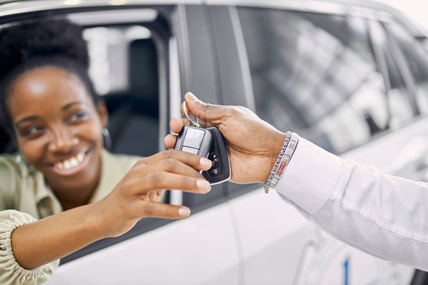 professional manager gives keys of new car to customer - Fotografie, Obrázek