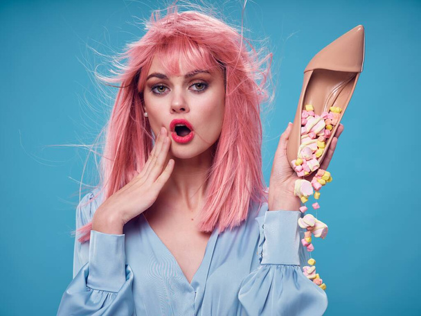 Woman holding in hands buy sweets marshmallows pink hair dessert  - Foto, afbeelding