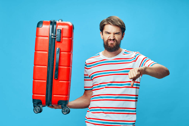 mężczyzna w czerwonej walizce z negatywnym gestem dłoni  - Zdjęcie, obraz