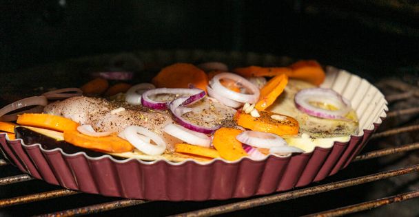 Мясо куриная грудка с овощами для гриля. Барбекю - Фото, изображение
