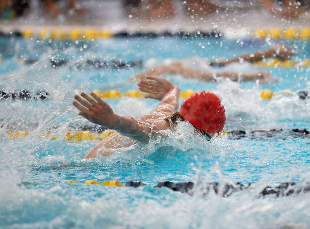 Chłopcy pływający rywalizują na zawodach pływackich w południowym Teksasie - Zdjęcie, obraz
