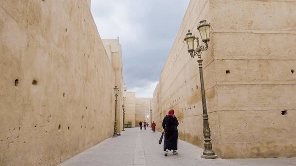 Frau läuft durch das jüdische Viertel von Marrakesch - Foto, Bild