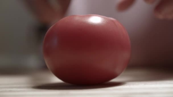 Pomidor krojony na drewnianej desce - Materiał filmowy, wideo