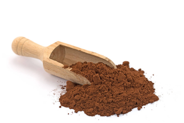 Cacao in polvere su uno scoop di spezie davanti allo sfondo bianco - Foto, immagini