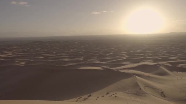 Gün batımında Merzouga 'nın çöl kumulları panoramik. - Video, Çekim