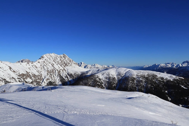 Panorama de alpes gaitais com a montanha mais alta Eggenkofel à esquerda. Céu azul com condição de neve ideal significa pista de esqui perfeita e desfrutar da vista. Estância de esqui Obertilliach
. - Foto, Imagem