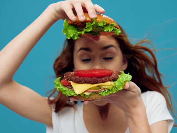 Hamburger friss zöldség vágott női arc  - Fotó, kép