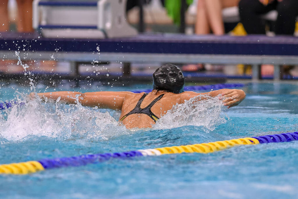 Meisjes Zwemmers nemen deel aan een zwemwedstrijd in Zuid-Texas - Foto, afbeelding