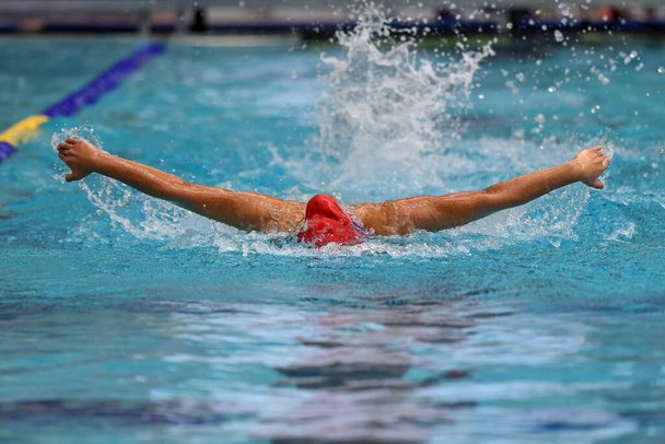 Ragazza nuotatori in competizione a un incontro di nuoto nel Texas meridionale - Foto, immagini