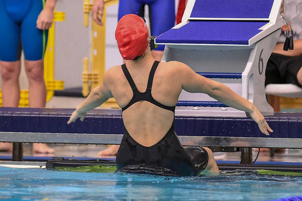 Девочки-пловцы соревнуются на соревнованиях по плаванию в Южном Техасе - Фото, изображение