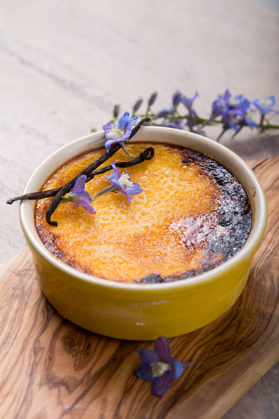 Creme brulee. Üstünde karamelize şeker olan geleneksel Fransız vanilyalı tatlı. Leit kremi - Fotoğraf, Görsel