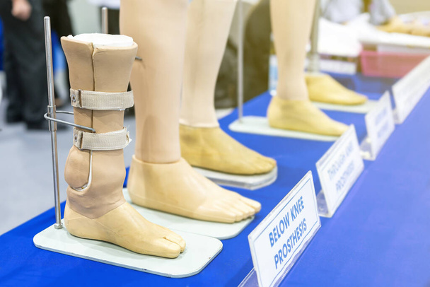 Boer en onder de knie prothese been of elleboog knie met andere type voor gehandicapten voor lopen op standaard en plaats op blauwe tafel - Foto, afbeelding