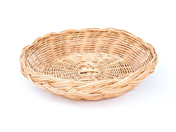 artesanato de cesta de bambu tecido círculo isolado no fundo branco
 - Foto, Imagem