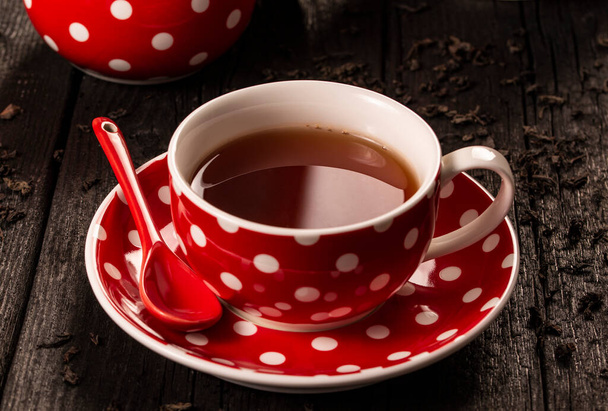 Xícara de chá e bule em mesa de madeira close-up
 - Foto, Imagem