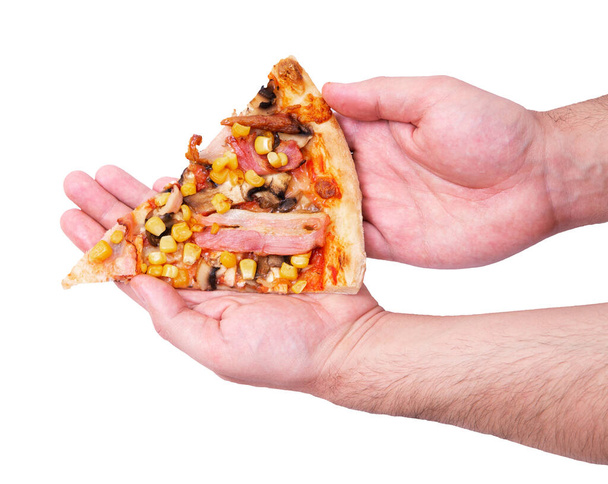 Finom pizza szelet csirkemell, kukorica, szalonna és gomba, az ember kezében, elszigetelt fehér alapon - Fotó, kép