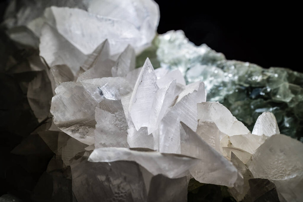 Foco seletivo de uma calcita natural como olhar cristal em exposição em um museu
 - Foto, Imagem