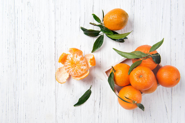 Mandarina o clementina sobre fondo de madera, vista superior
 - Foto, imagen