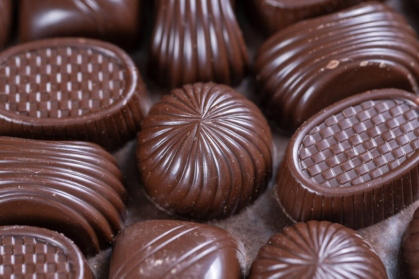 Close up brown chocolate candy background. Assortment of chocolate candies sweets - Фото, зображення