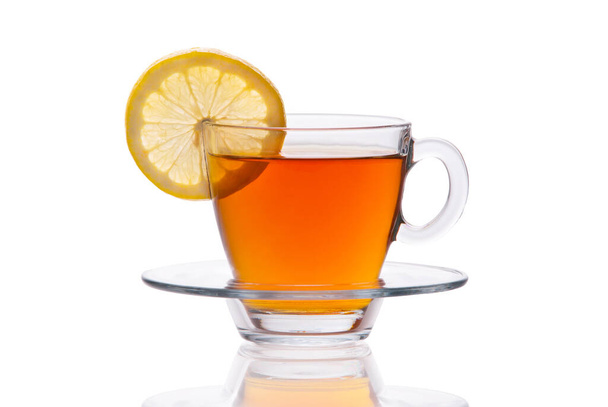 Tasse Tee mit Zitronenscheibe isoliert auf weißem Hintergrund - Foto, Bild