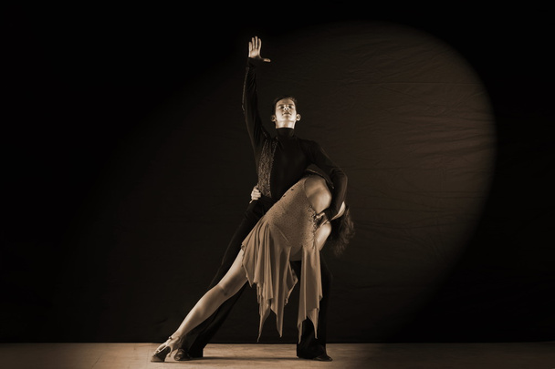Dancers in ballroom - Фото, зображення
