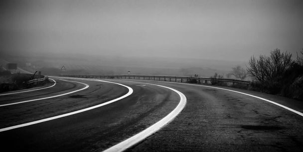 Autopista con niebla, tráfico y vehículos, recorrido
 - Foto, imagen